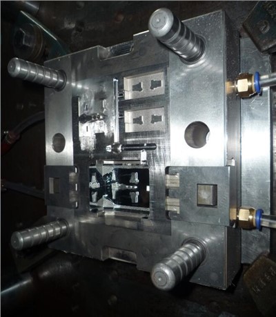 射出成形金型を切り替える