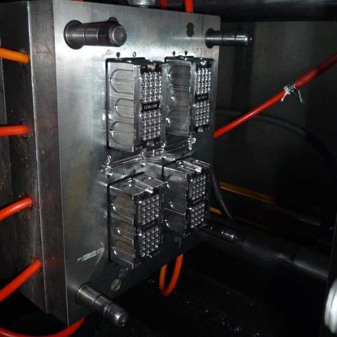 プラスチック射出成形の操作方法